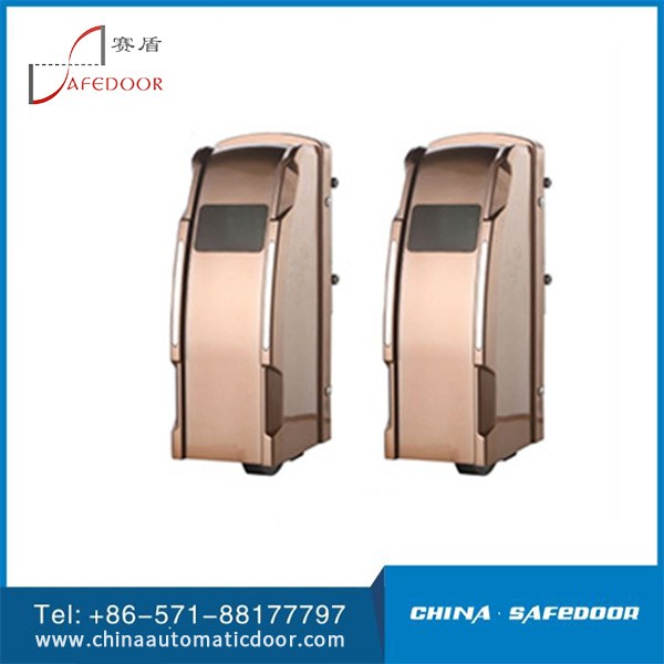 Người vận hành cổng xoay con lăn mặt đất